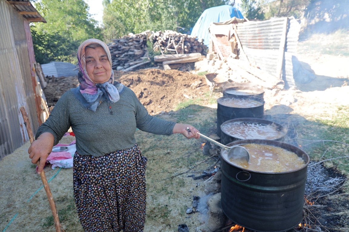 Kahramanmaraş’ta kazanlarda kaynatılan buğday organik bulgur haline getiriliyor