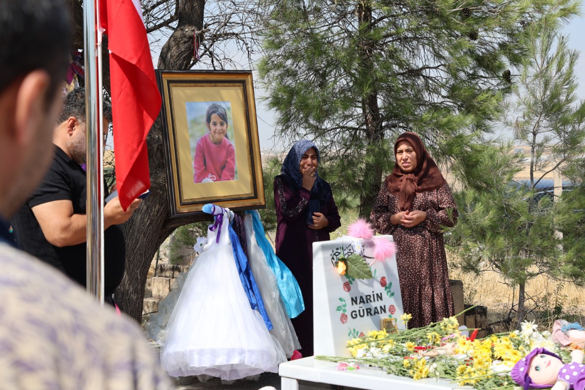 Türkiye’nin dört bir yanından gelen vatandaşlar 10 gündür Narin’in mezarını ziyaret ediyor