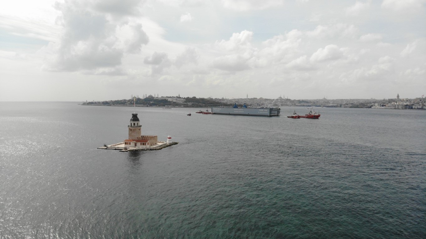 İstanbul Boğazı’ndan geçen yüzer havuz havadan görüntülendi