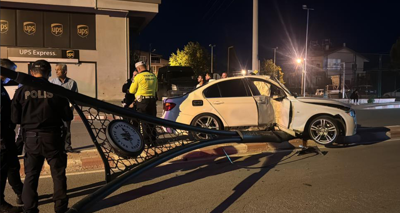 Burdur’da kontrolden çıkan otomobil aydınlatma direğine çarptı, sürücü kayıplara karıştı