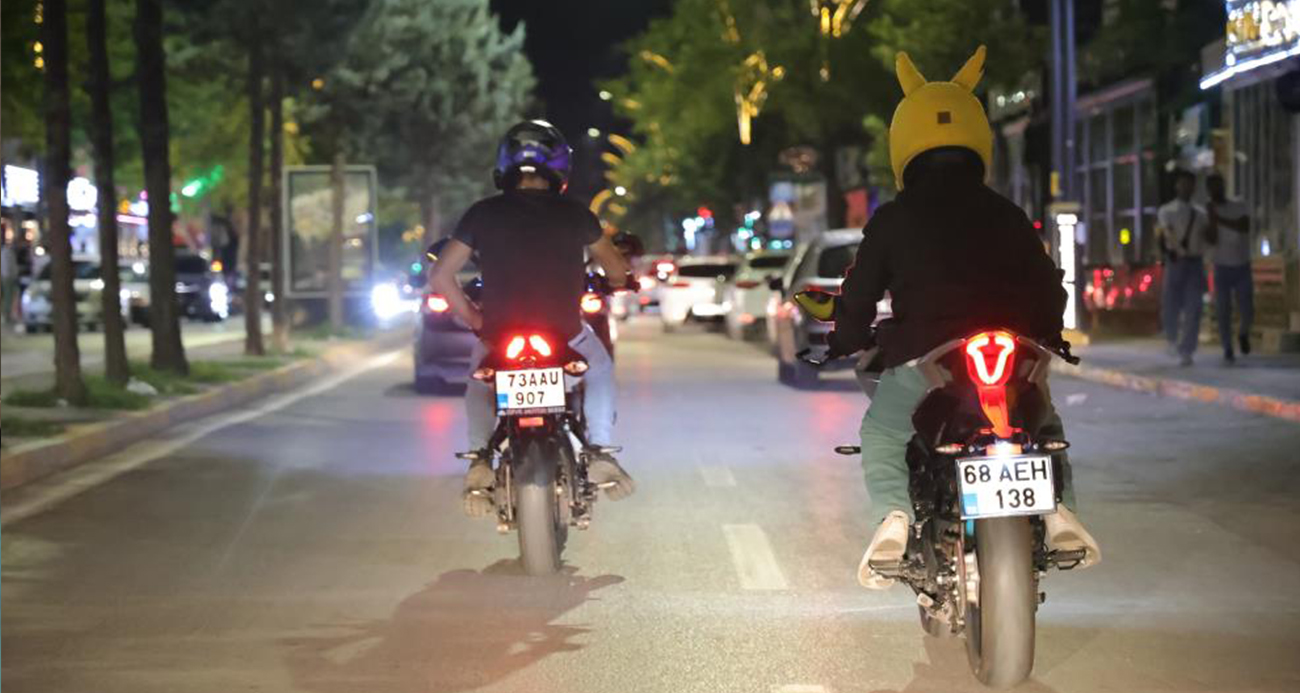 Motosikletli trafik magandaları kamerada