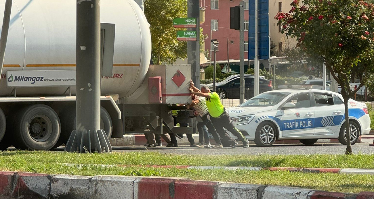 Yolda kalan yakıt tankerini imdadına polis ekipleri yetişti