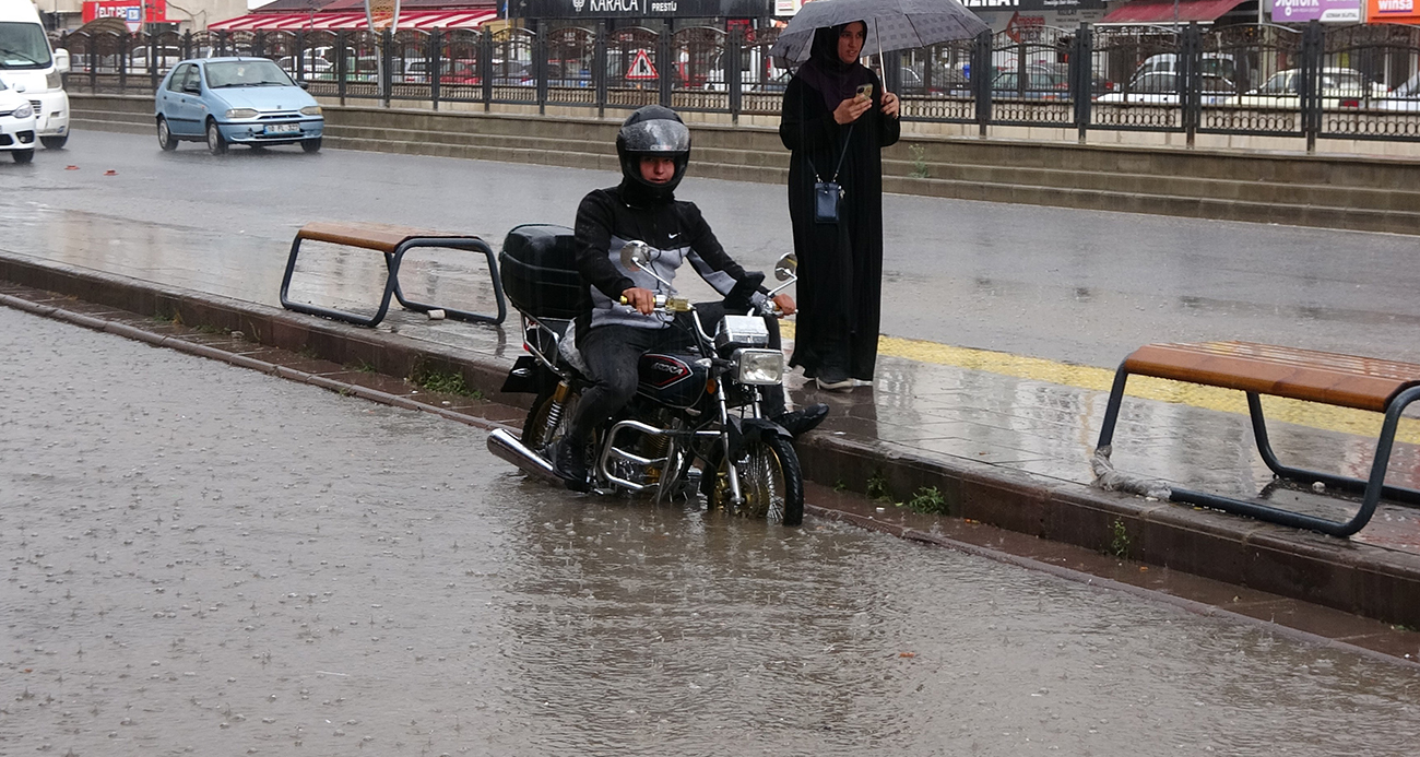 Yozgat’ta sağanak yolları göle çevirdi, sürücüler zor anlar yaşadı