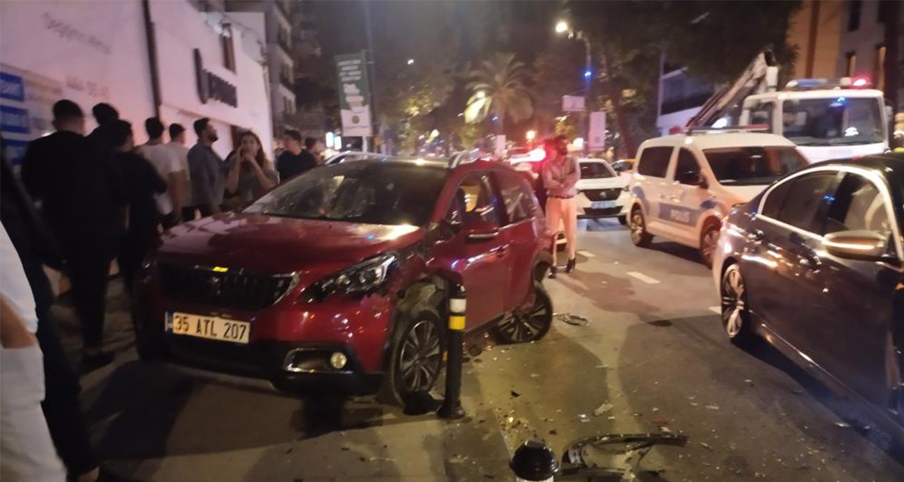 Kadıköy’de kontrolden çıkan otomobil park halindeki araçlara çarptı: 4 yaralı