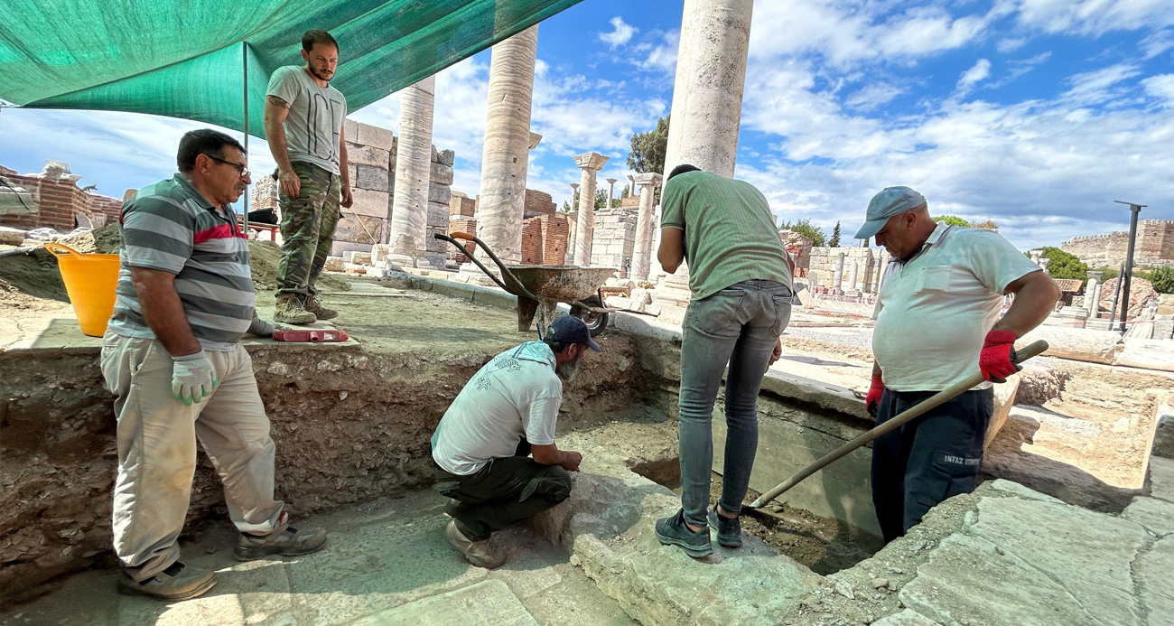 İzmir’in Selçuk ilçesindeki Ayasuluk Tepesi ve St. Jean Anıtı kazılarında M.Ö. 3. yüzyılda ‘Romalı bir gladyatöre’ ait olduğu değerlendirilen ve sonrasında M.S. 5. yüzyılda tekrar kullanılarak içerisine 12 tane iskeletin konulduğu lahit bulundu.