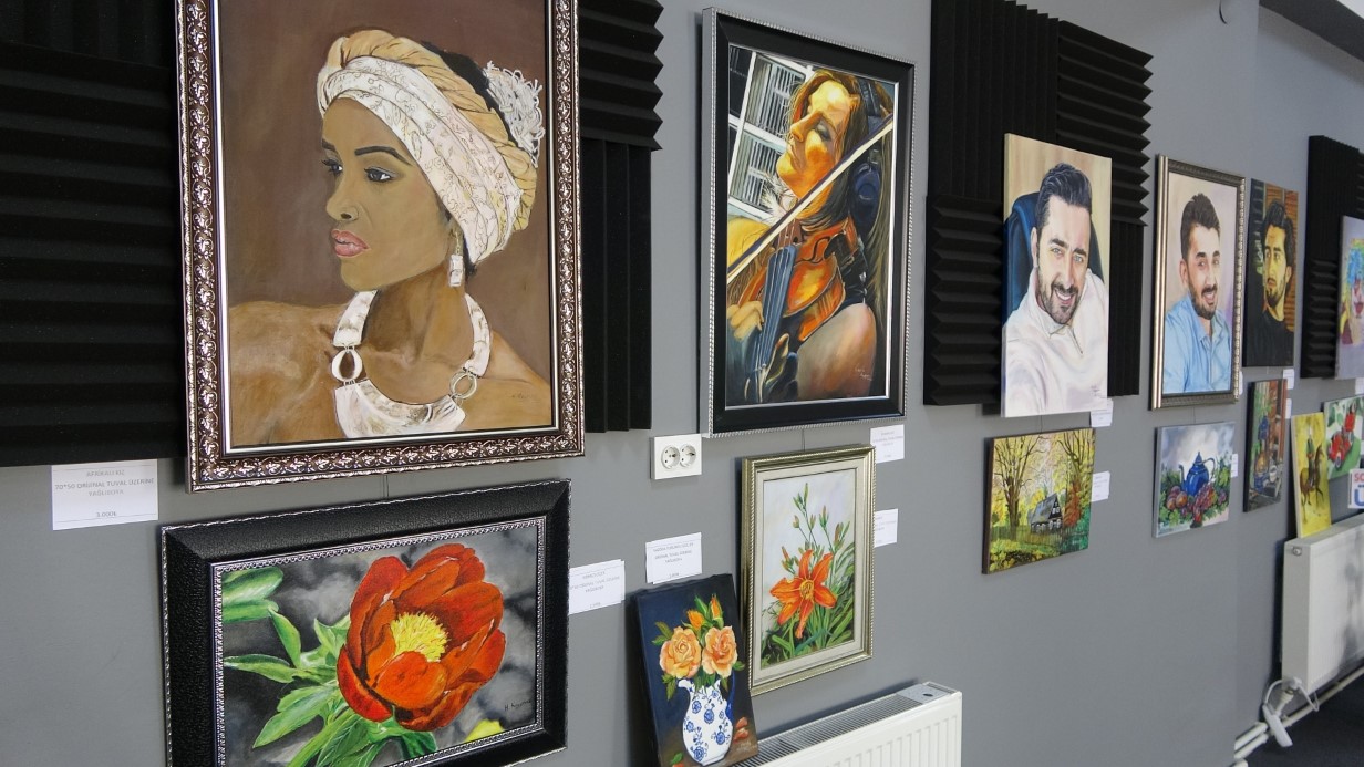 Ev hanımının yaptığı yağlı boya tablolar görenleri hayran bırakıyor