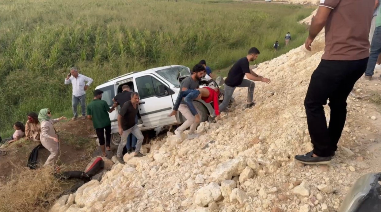 Şanlıurfa'nın Suruç ilçesinde, yolcu minibüsü ile düğüne giden hafif ticari araç çarpıştı. Kazada 1 kişi öldü, 6 kişi yaralandı.