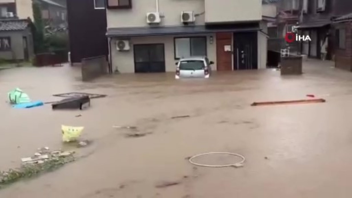 Japonya'nın Ishikawa eyaletinde etkili olan şiddetli yağışların sel ve toprak kaymalarına yol açması sonucu 3 kişi kayboldu. Arama çalışmaları sürüyor.