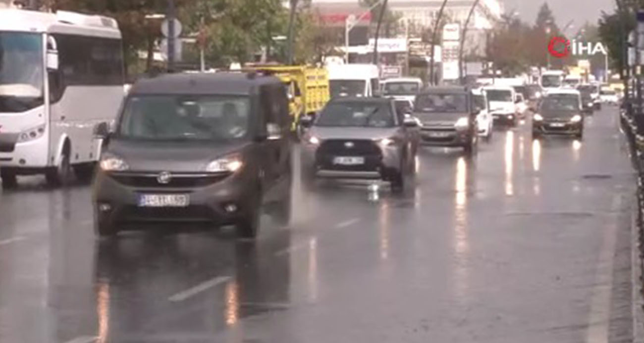 İstanbul’da bir anda bastıran yağış sürücülere zor anlar yaşattı