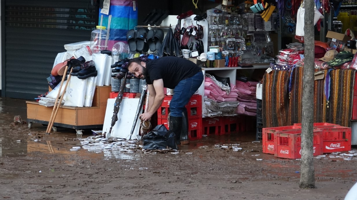 Sel suları çekildi, ilçe çamur deryasına döndü
