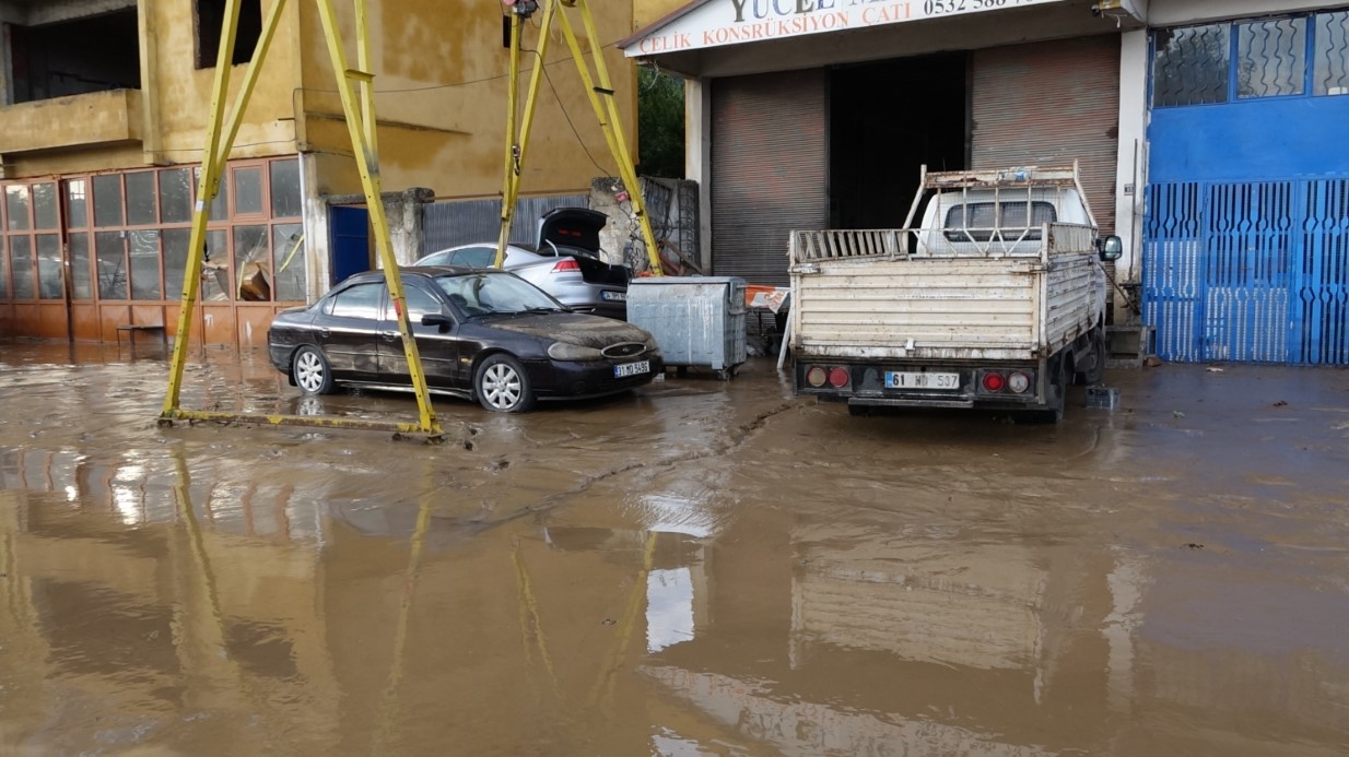 Sel suları çekildi, ilçe çamur deryasına döndü