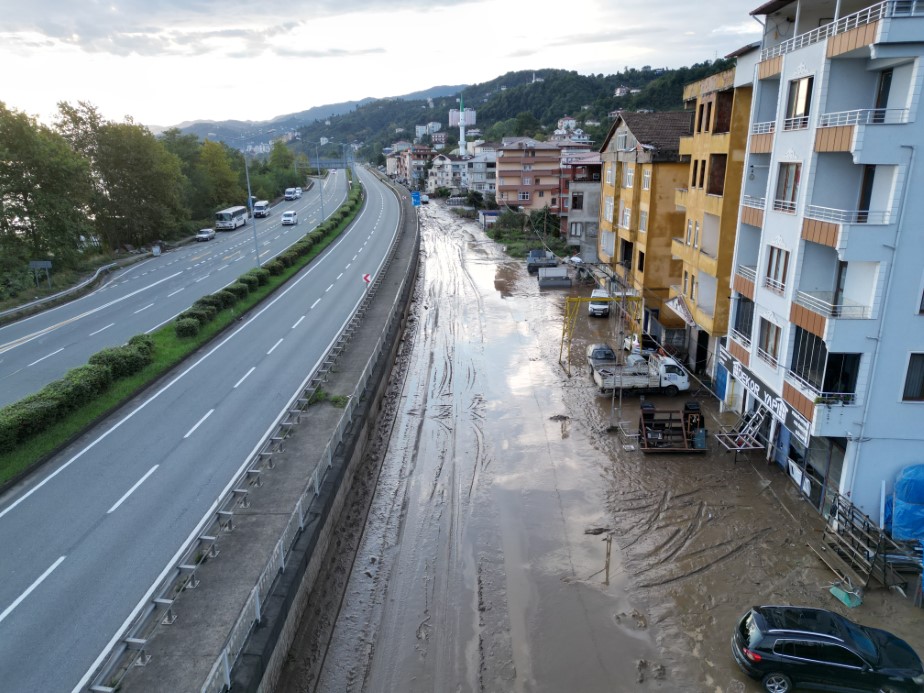 Sel suları çekildi, ilçe çamur deryasına döndü