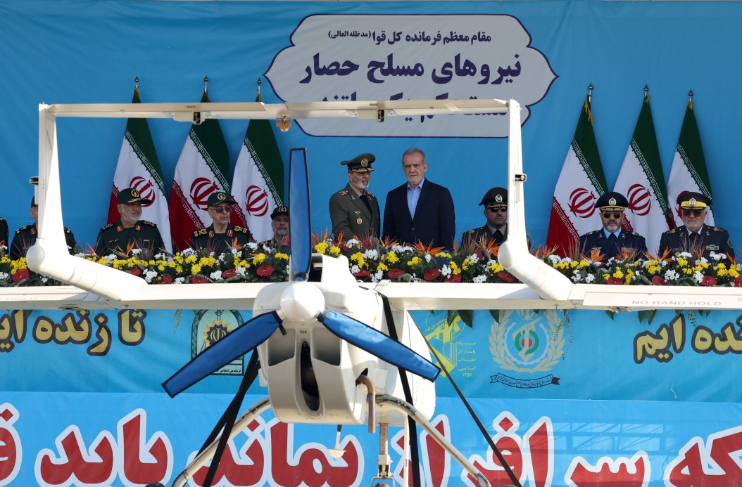 İran’dan gövde gösterisi: Yeni balistik füzesi ile kamikaze İHA ilk kez sergilendi