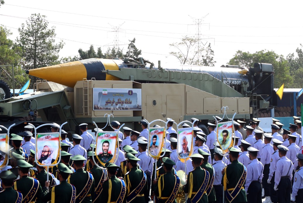 İran’dan gövde gösterisi: Yeni balistik füzesi ile kamikaze İHA ilk kez sergilendi