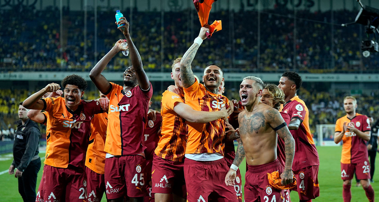 Galatasaraylı futbolcular derbi galibiyetini taraftarıyla kutladı