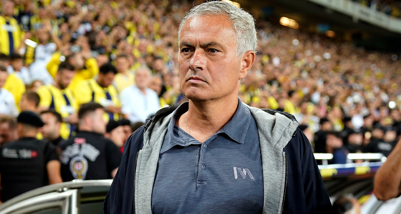 Fenerbahçe, Trendyol Süper Lig’in 6. haftasında Galatasaray’ı konuk ederken, Teknik Direktör Jose Mourinho, son oynanan Kasımpaşa müsabakası 11’ine göre 2 değişiklik ile sahaya çıktı.