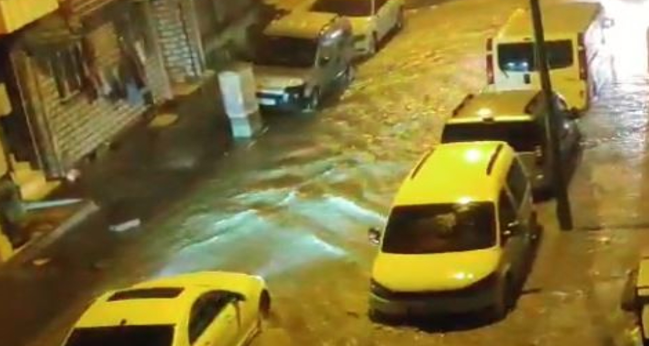 İstanbul’da meteorolojinin uyarılarının ardından beklenen sağanak yağış başladı. Bazı bölgelerde yollar dereye döndü, sürücüler zor anlar yaşadı.