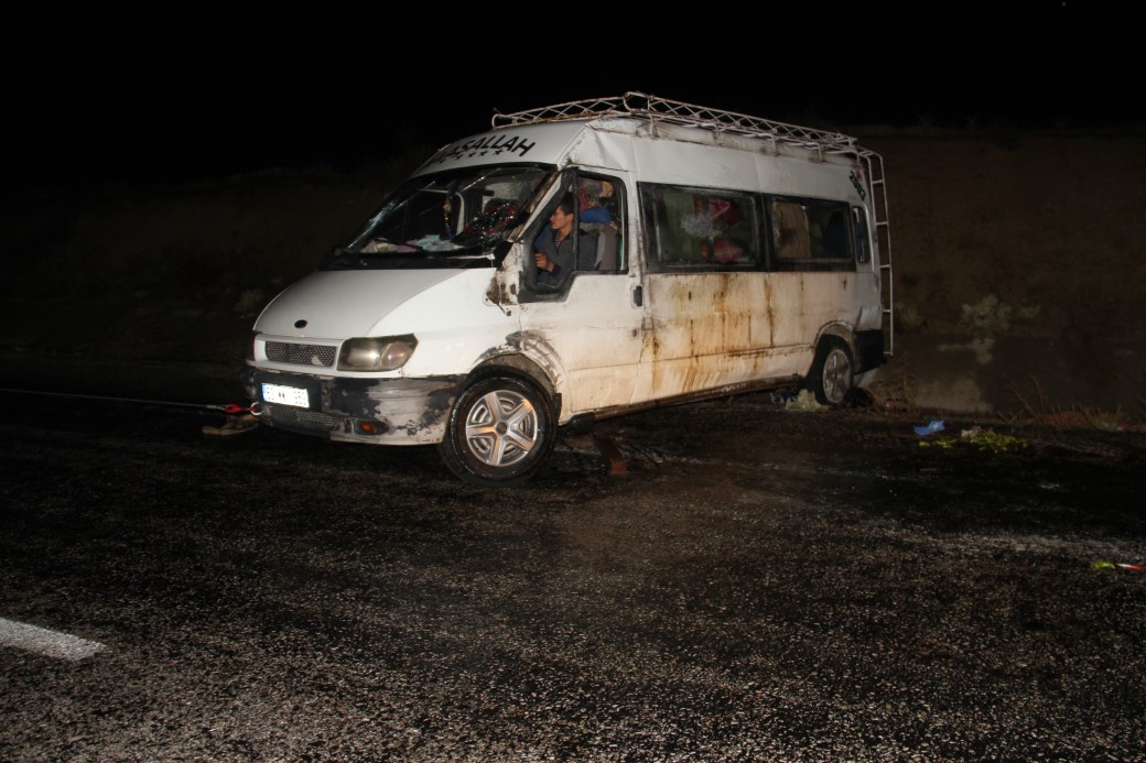 Konya’da tarım işçilerini taşıyan minibüs devrildi: 12 yaralı