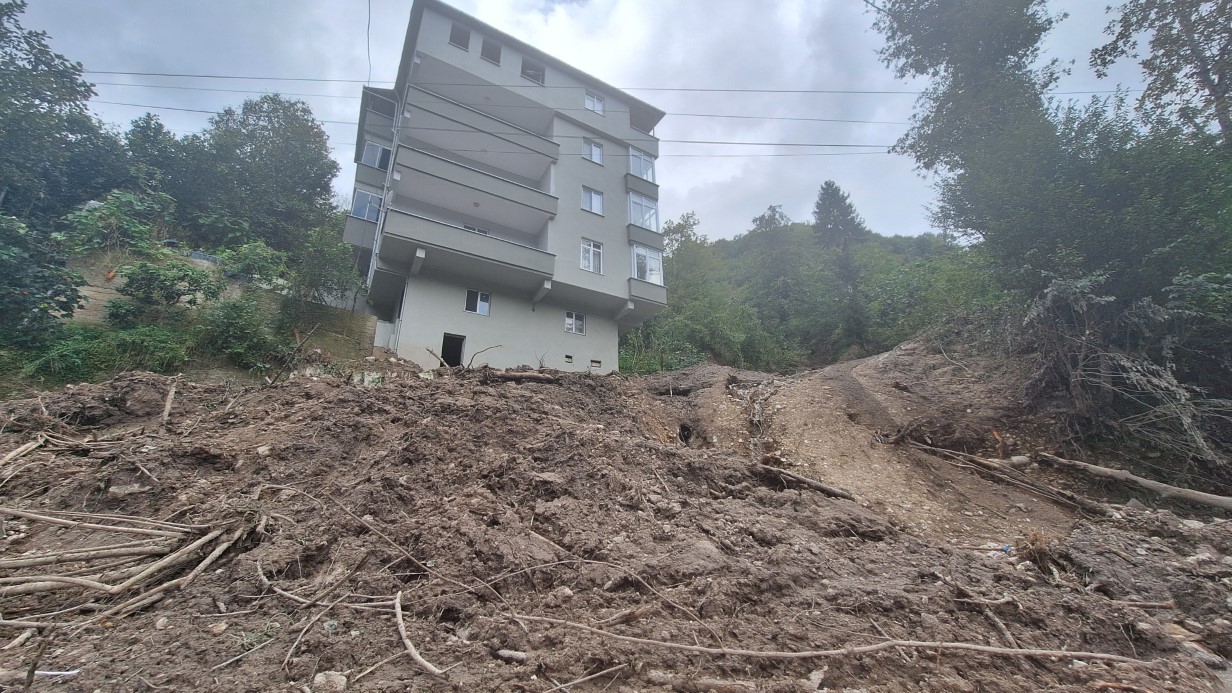 Heyelan 5 katlı binayı teğet geçti, faciadan dönüldü