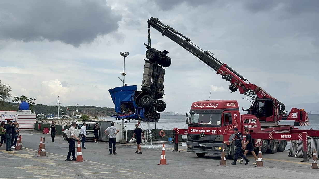 Kocaeli’de freni boşalan tır denize düştü