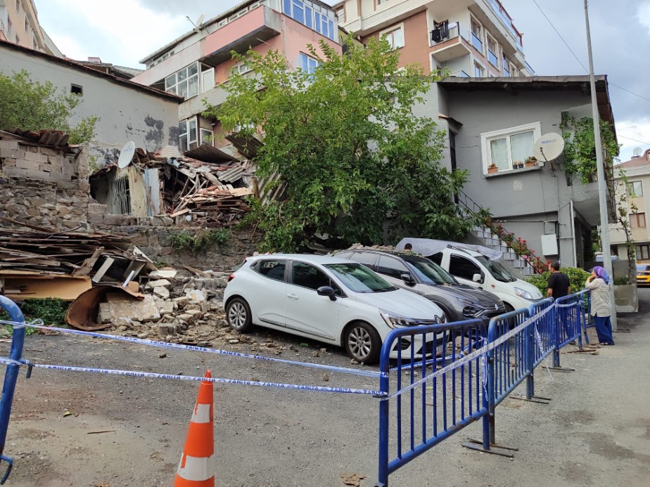 Eyüpsultan’da bir gecekondu duvarı 3 aracın üzerine çöktü. O anlar güvenlik kamerası tarafından saniye saniye kaydedildi.