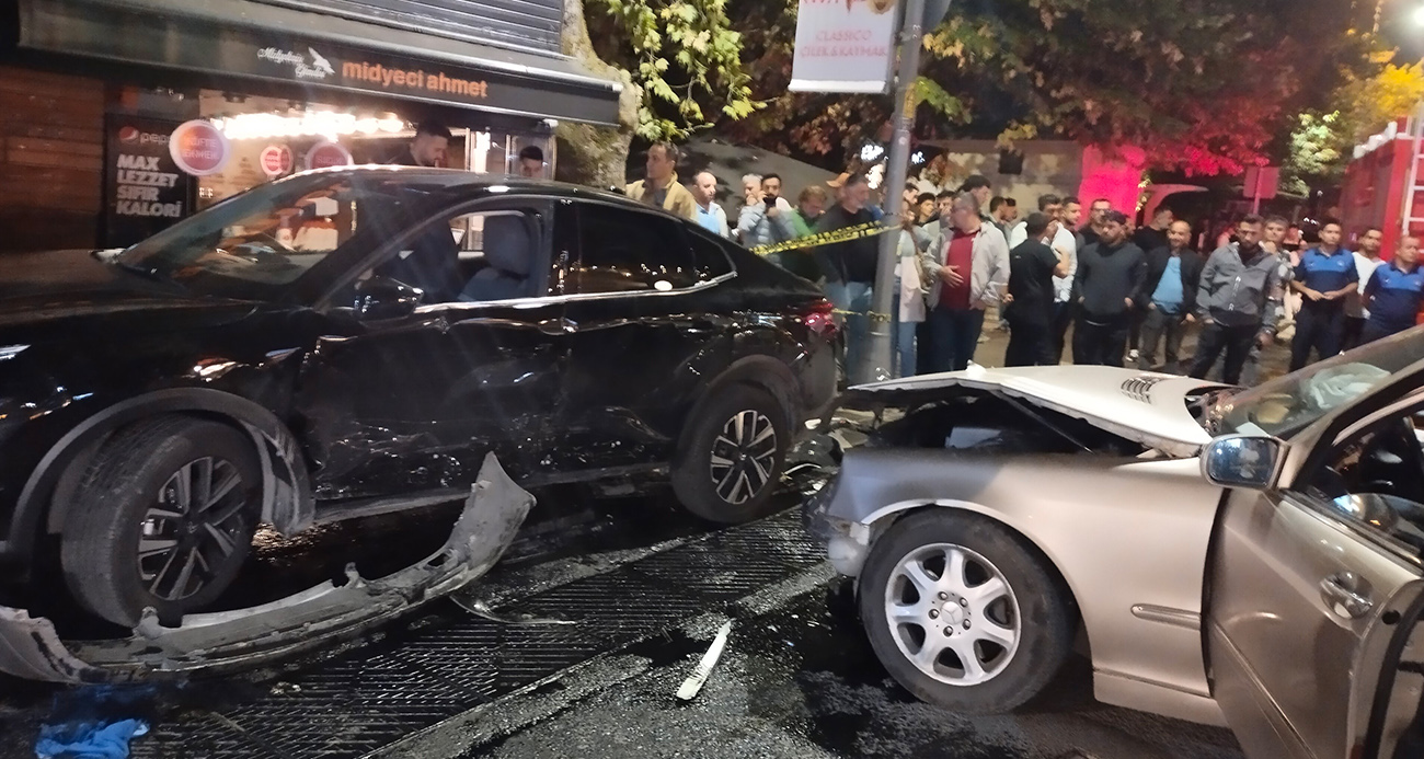 Üsküdar’da kontrolden çıkan araç park halindeki otomobile çarptı: 1’i ağır 4 yaralı