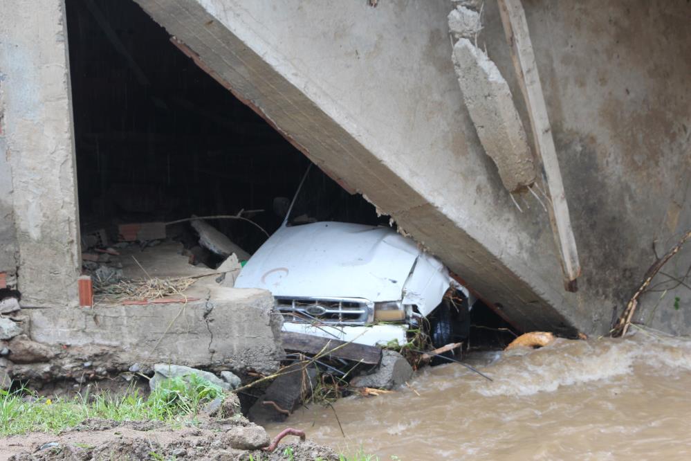 Sel ve heyelandan torunları ile birlikte mağaraya sığınarak kurtuldu