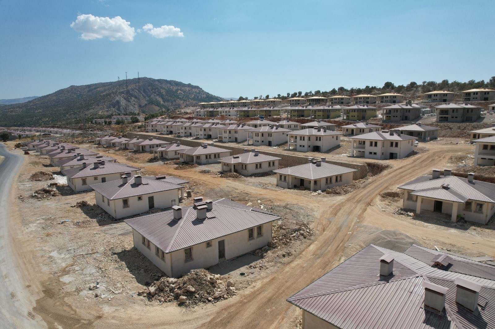 Adıyaman’da köy evleri sağlam zeminlerde yapılıyor