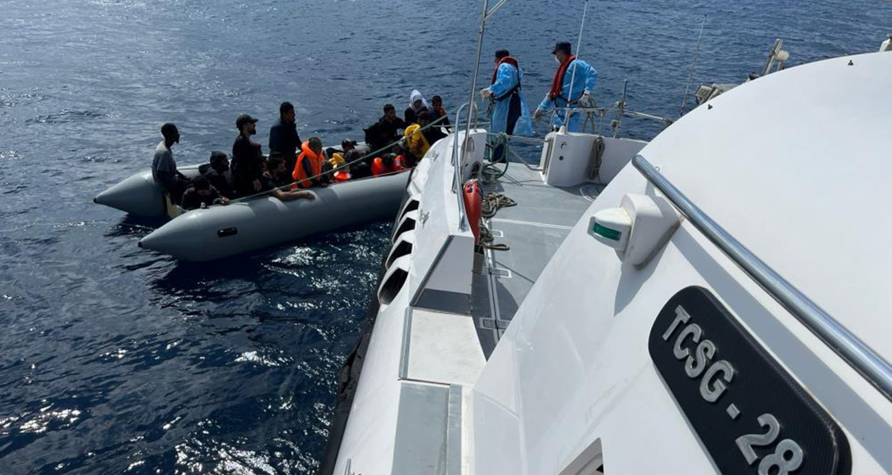 Yunanistan ölüme terk ediyor, Türk Sahil Güvenlik kurtarıyor