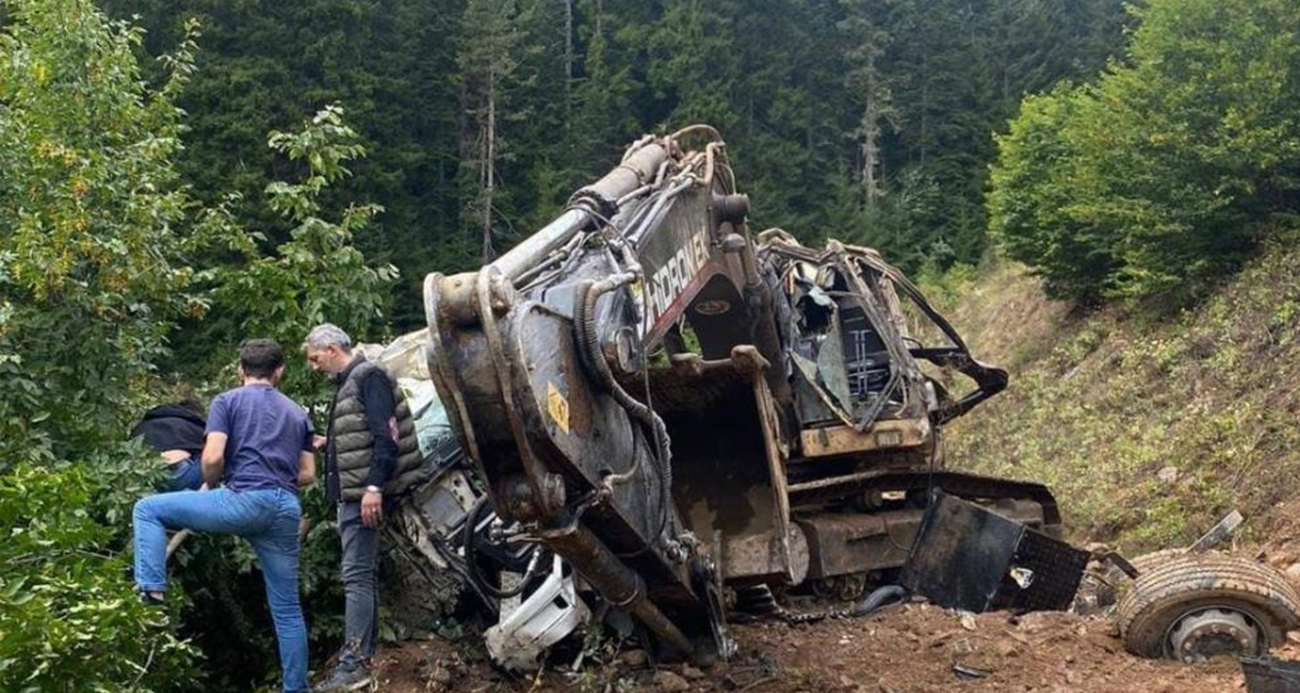 Artvin’de iş makinesi yüklü kamyon uçuruma yuvarlandı: 2 ölü