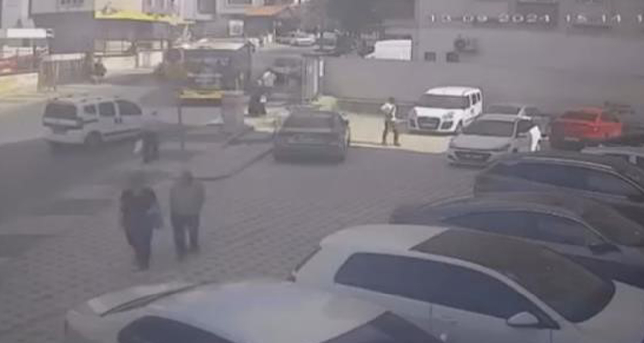 Maltepe’de bir şahıs, içerisinde husumetli olduğu kişinin bulunduğu otomobile ateş açarak kaçtı. Saldırı anı güvenlik kamerasına yansıdı.