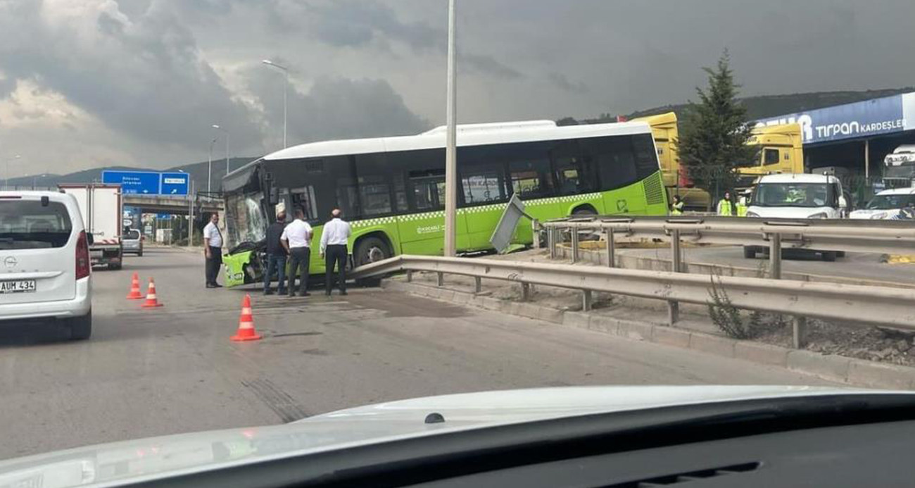 Belediye otobüsü bariyerlere çarptı, araçta yolcu olmaması faciayı önledi