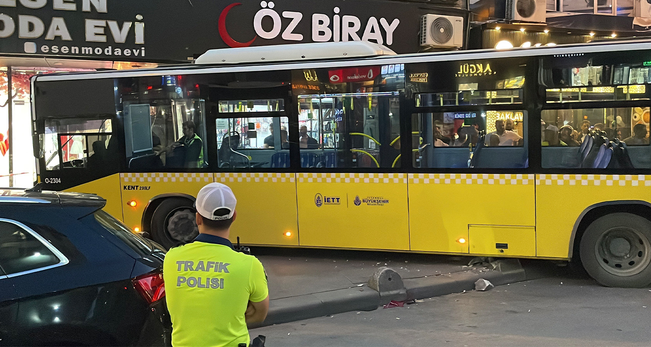 Bayrampaşa’da şoförünün direksiyon hakimiyetini kaybettiği İETT otobüsü, yol kenarında bulunan bir gelin mağazasına girdi. Kazada yolculardan bazıları yaralandı.