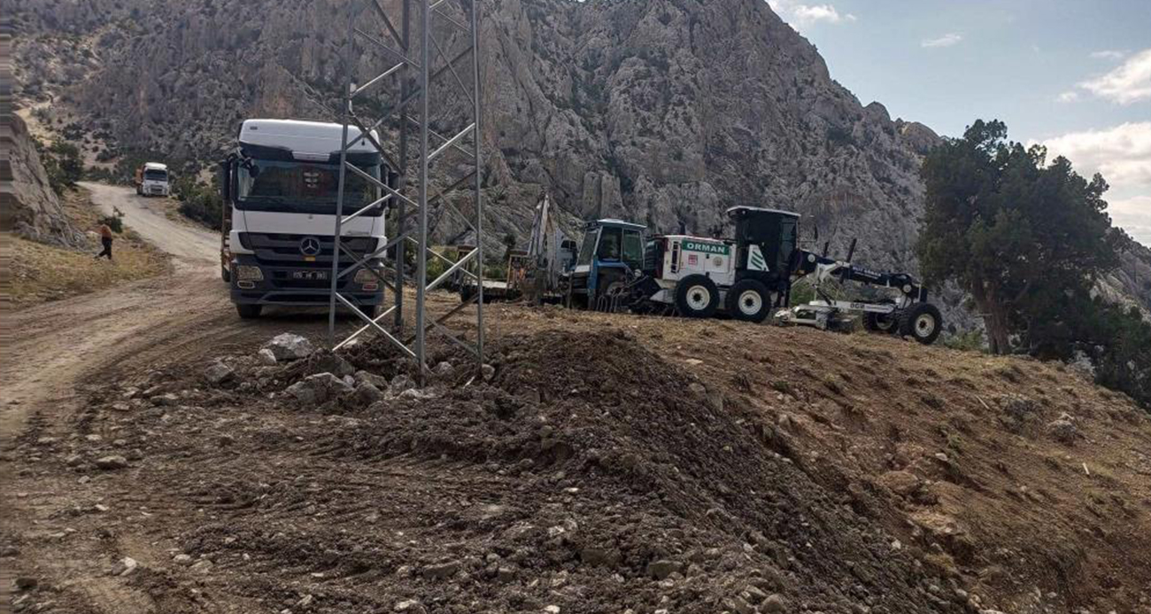 Mersin'in Mut ilçesinde şiddetli yağışlar sonrasında meydana gelen sel ve heyelan nedeniyle ulaşıma kapanan Gökcetaş Mahalle yolu ekiplerin çalışması sonucu ulaşıma açıldı.