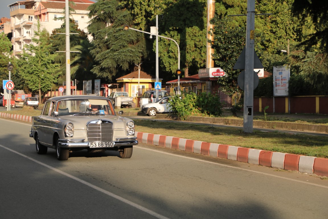 <p>Bir s&uuml;re kendisinin s&uuml;rmesi i&ccedil;in almaya başladığı ara&ccedil;lar bir s&uuml;re sonra işine d&ouml;n&uuml;şmeye başladı. Kendisine bir iş yeri a&ccedil;an Biberoğlu, eski model Mercedes ara&ccedil;ları burada toplayarak alım-satım yapıyor.</p>