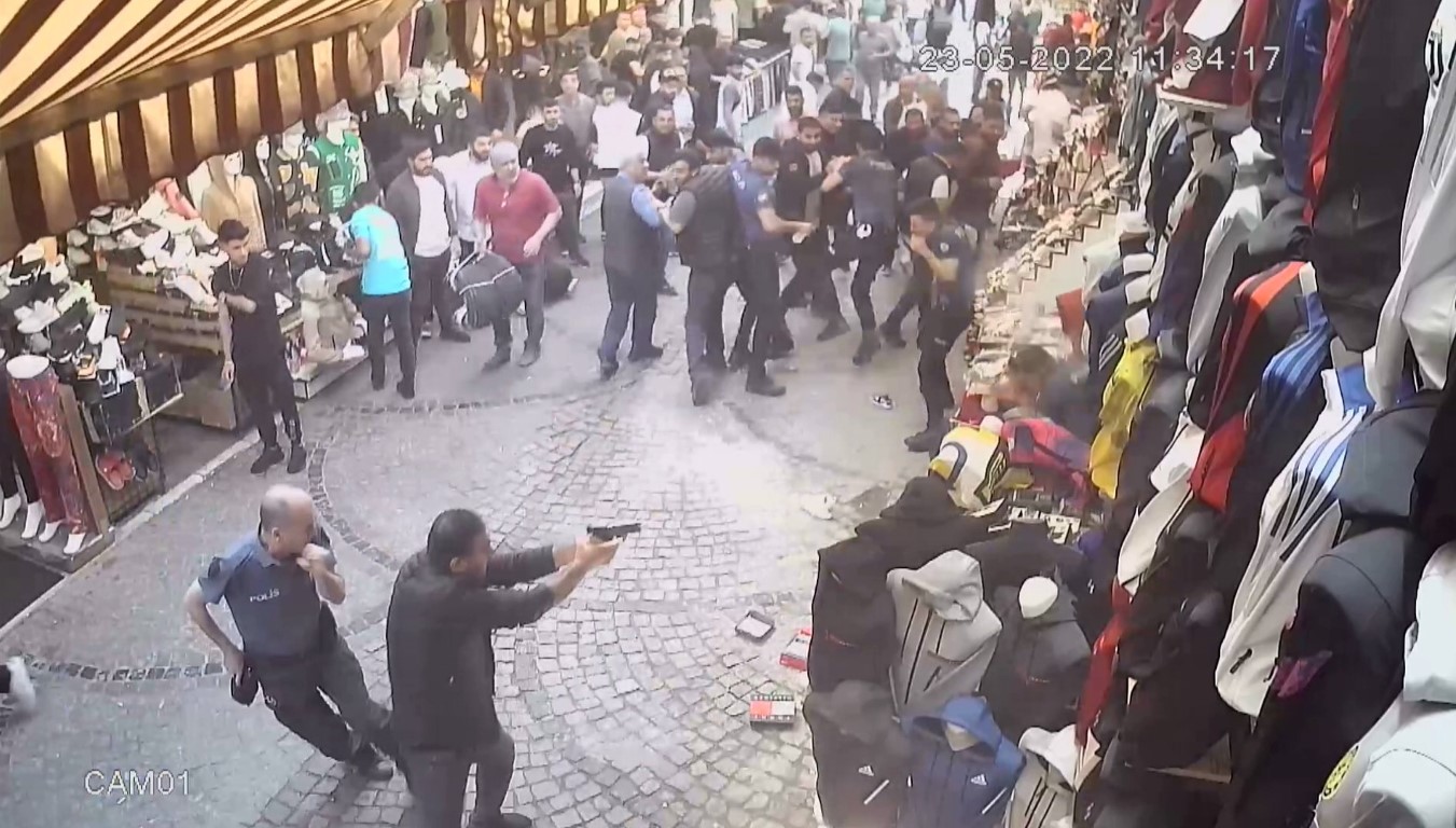 Beyazıt’ta iki yıl önce yaşanan çatışmanın mağaza içinden yeni görüntüleri ortaya çıktı