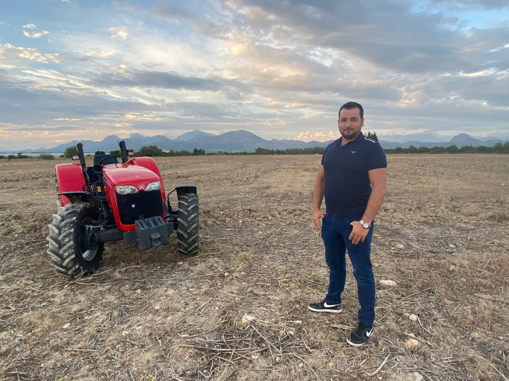 Traktörüyle tarlaya Funda Arar’ın ismini yazmıştı, ikili bir araya geldi