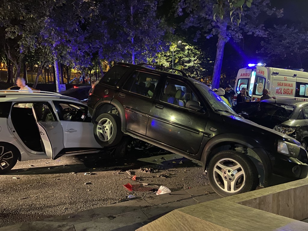 Beşiktaş’ta zincirleme trafik kazası: Kaza sonrası sürücüler arasında kavga çıktı