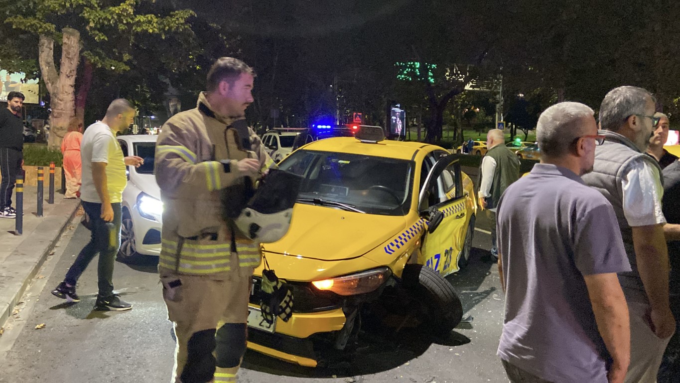 Beşiktaş’ta zincirleme trafik kazası: Kaza sonrası sürücüler arasında kavga çıktı