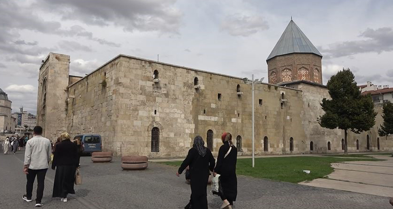 Önünden binlerce kişi geçiyor, yüzlercesi o kabrin Selçuklu sultanına ait olduğu bilmiyor