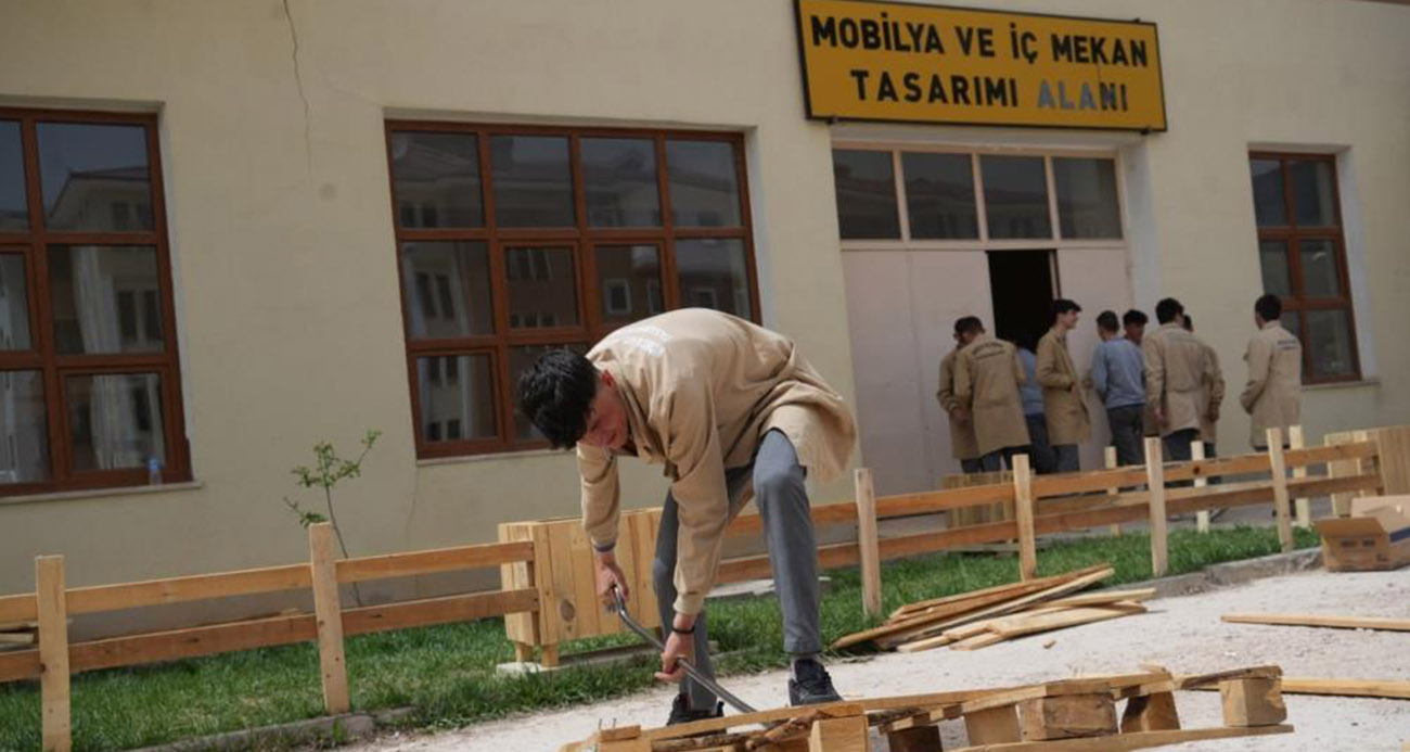 Fabrika gibi lisede arı gibi çalışan öğrenciler atık malzemelerden ahşap eşyalar üretiyorlar