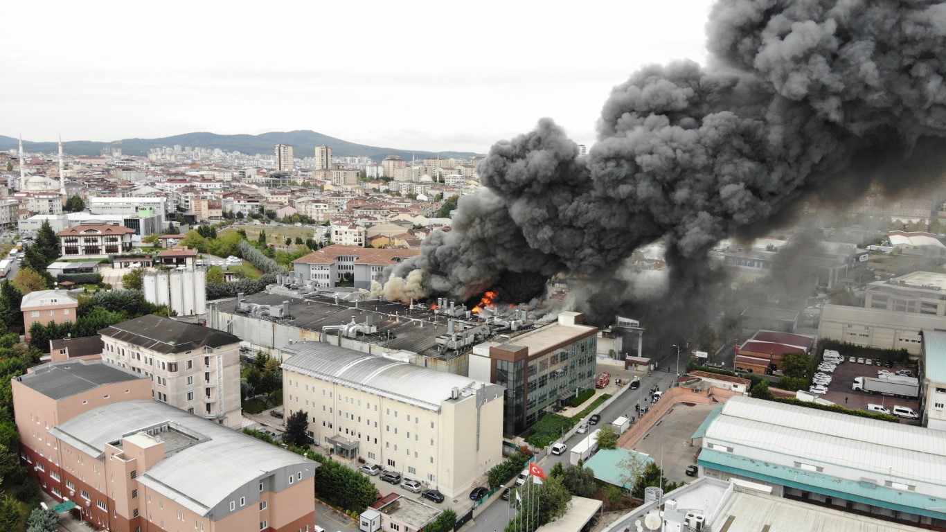 Sancaktepe’de soğuk hava deposundaki yangın havadan görüntülendi