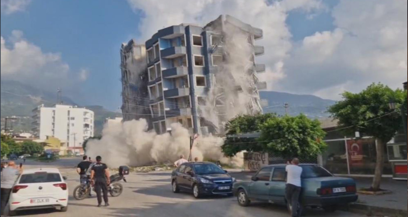 Hatay’da kontrollü olarak gerçekleştirilen yıkımı izlemek isteyen meraklı vatandaşların 7 katlı binanın yerle bir olmasıyla yaşadığı panik kameraya yansıdı.