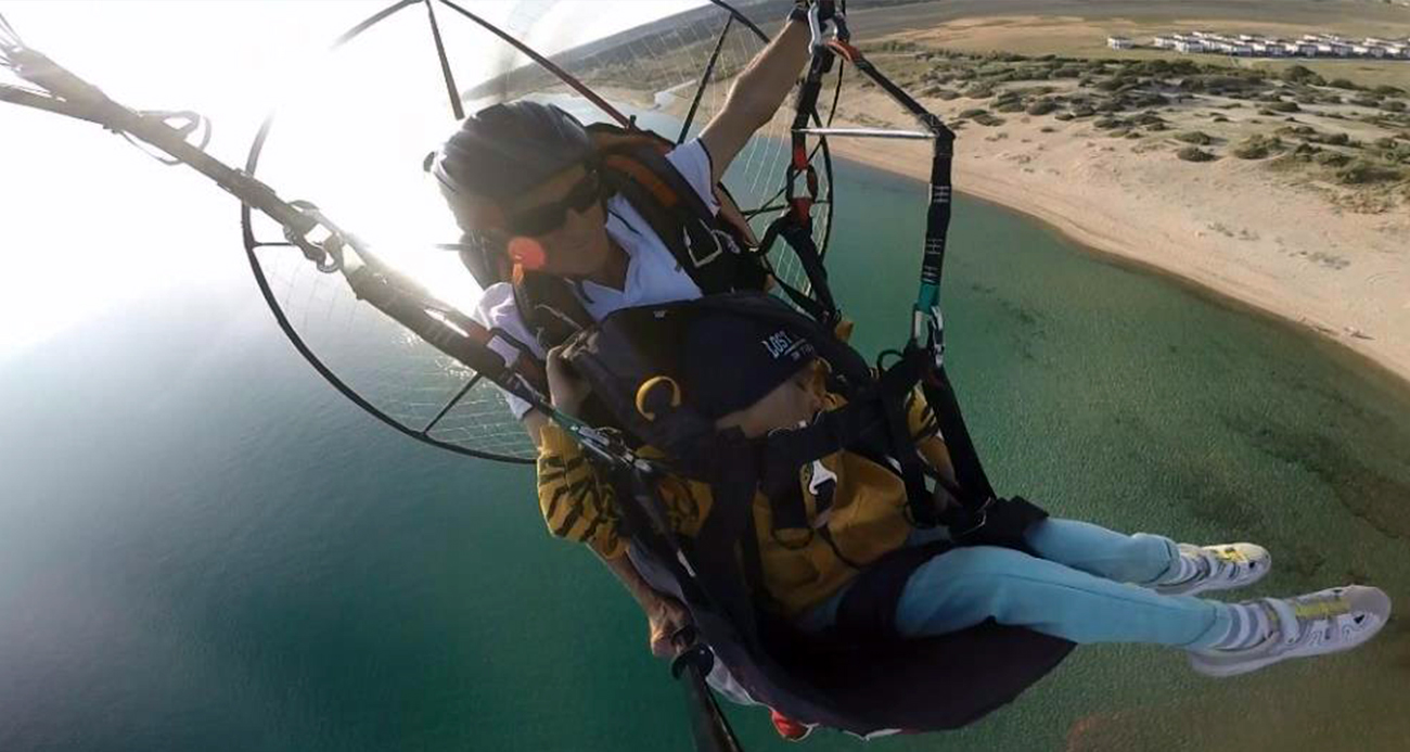 Paramotorla uçan küçük çocuk uyuyakaldı: O anlar kamerada