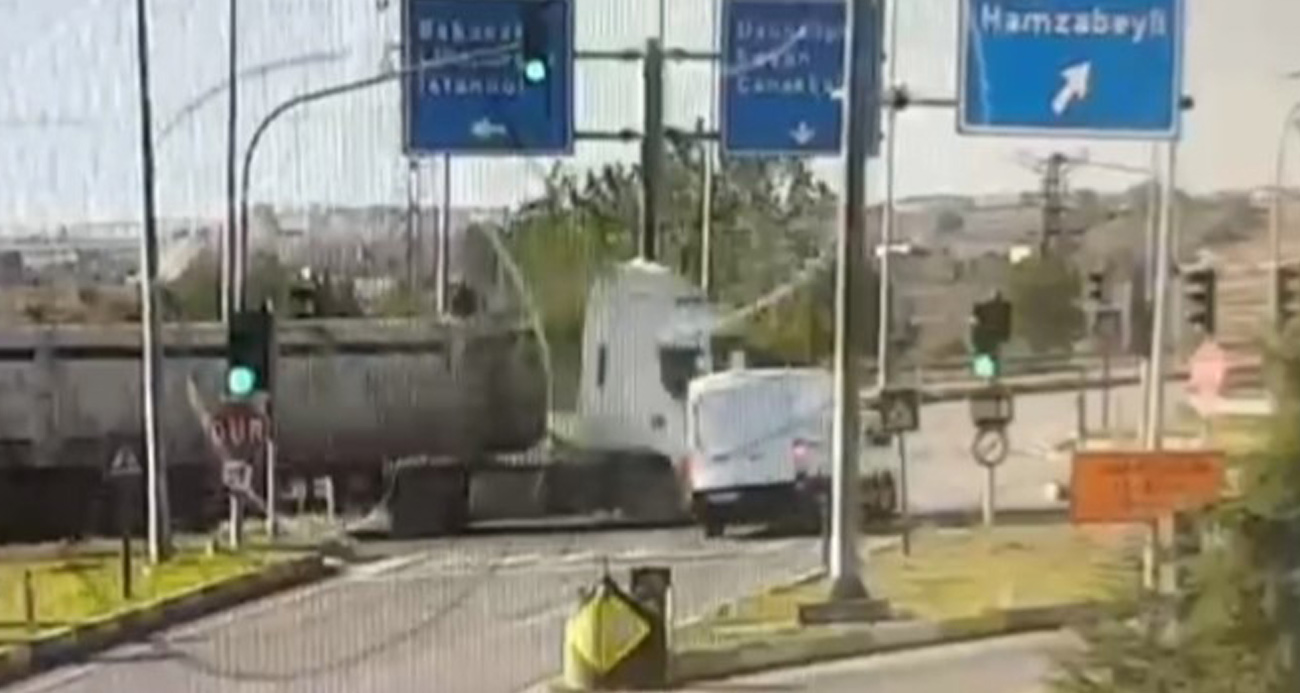 Kırmızı ışık ihlali yapan tırın sebep olduğu kaza güvenlik kamerasına yansıdı
