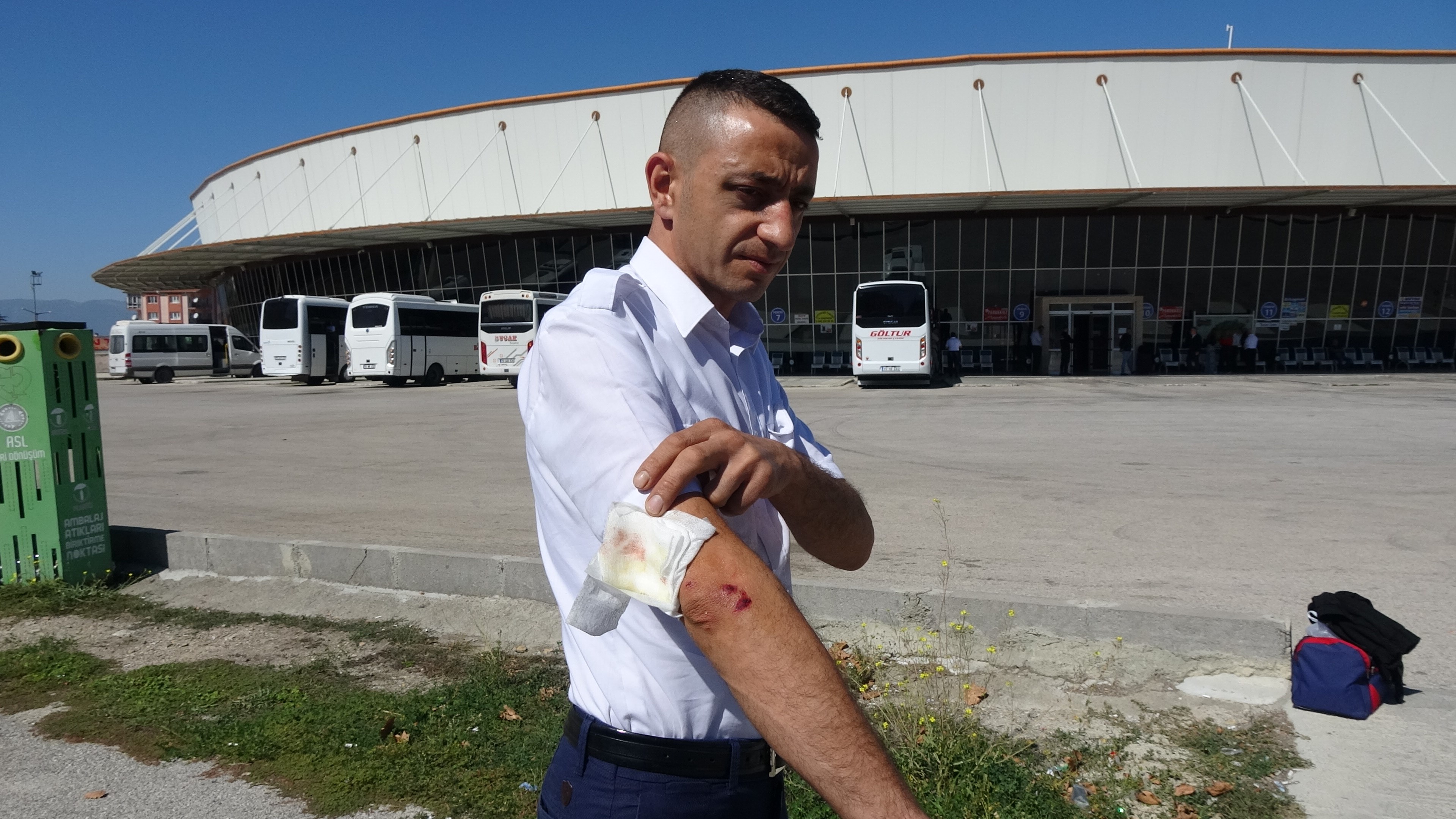 Otobüste tartışan yolcunun yakınları, yanlış muavin ve şoförü hastanelik etti