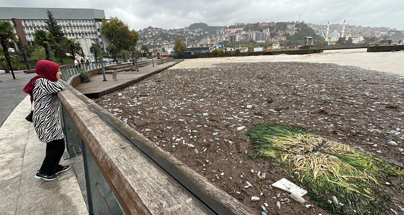 Sağanak ve fırtına sonrası Zonguldak sahilinde çevre kirliliği oluştu