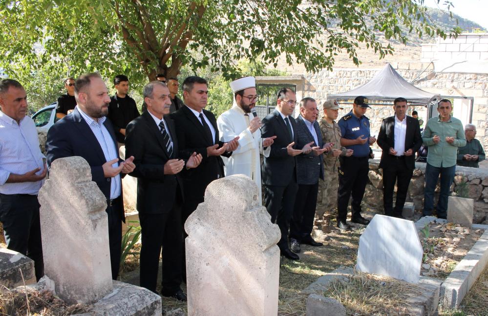 PKK’lı teröristlerin 31 yıl önce şehit ettiği 8’i çocuk 26 vatandaş mezarları başında dualarla anıldı