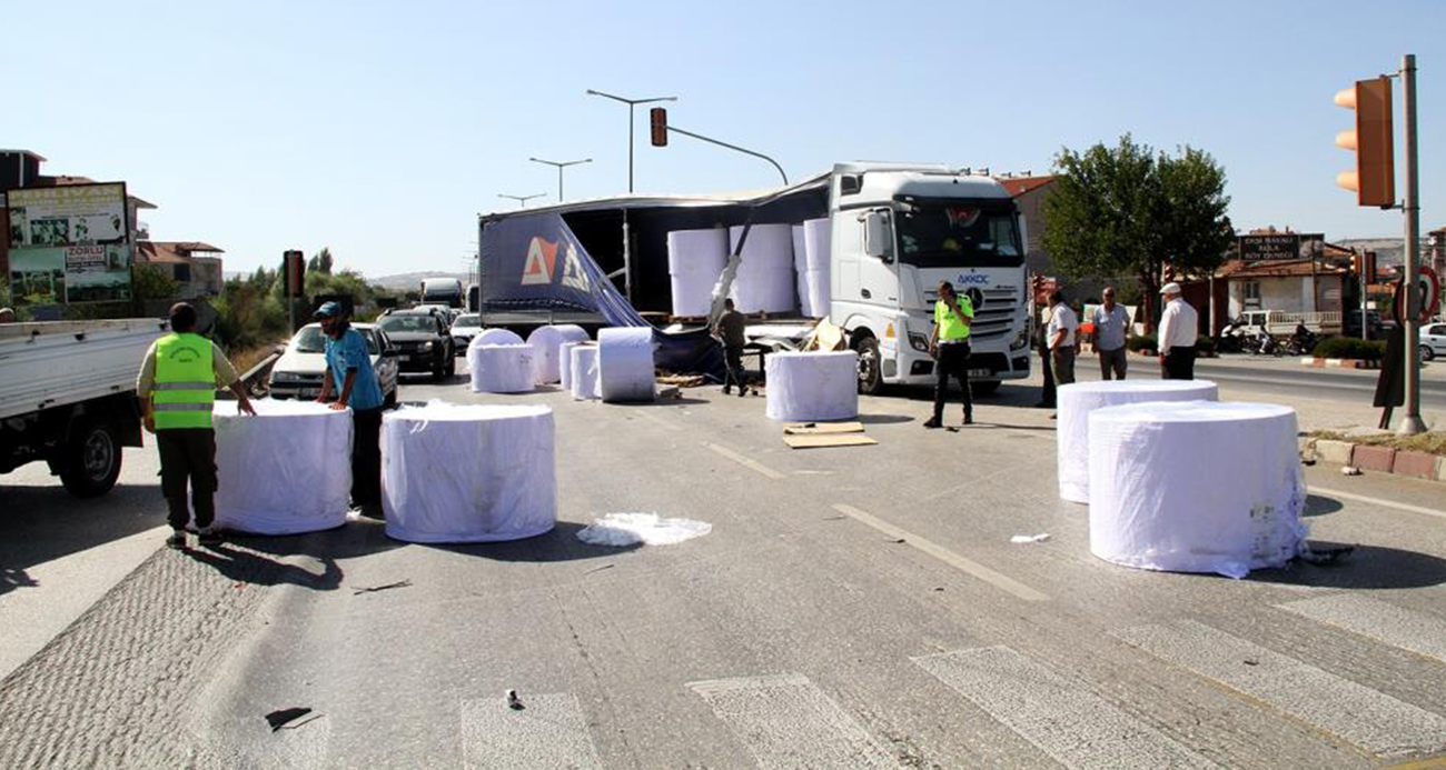 Kağıt bobini otomobilin üzerine düştü