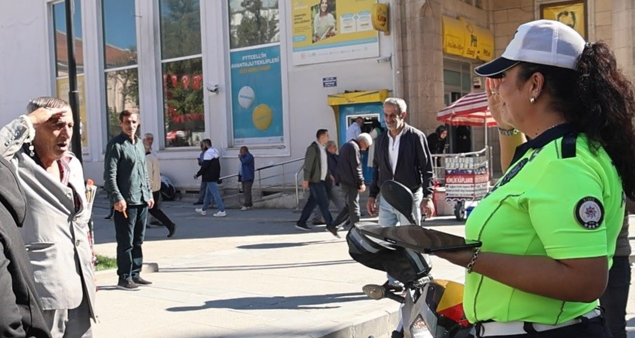 Elazığ’da bir vatandaş gerçekleştirilen motosiklet denetiminde olan kadın polise, komutanım diyerek asker selamı ile tekmil verdi. Kadın trafik polisinin ise esas duruşa geçip selam vermesi hem güldürdü hem de yüreklere dokundu.